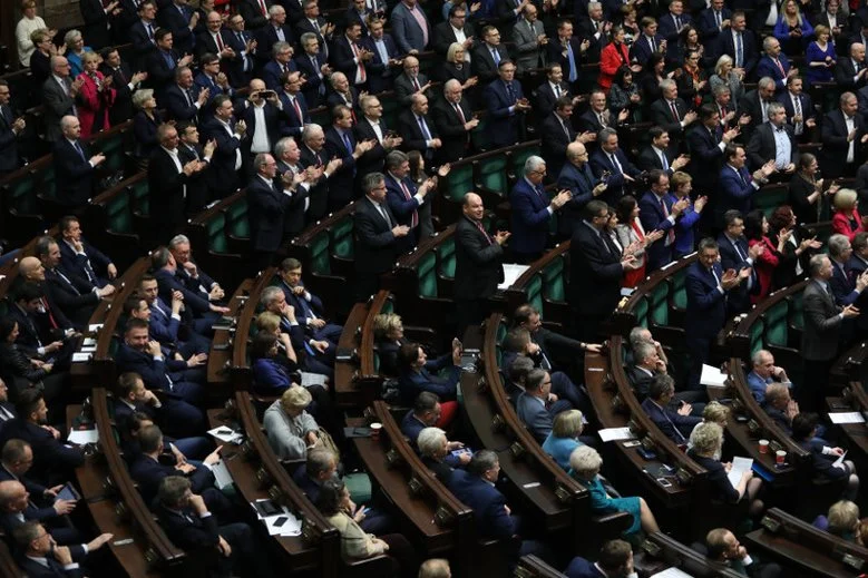 Według sondażu Estymatora dla "Do Rzeczy" PiS może liczyć na 50,2 proc. poparcia.