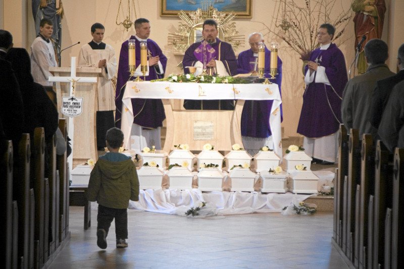 Księża rzymskokatoliccy od kilku lat organizują w Polsce pogrzeby zarodkom i płodom. Dostają je od szpitali.