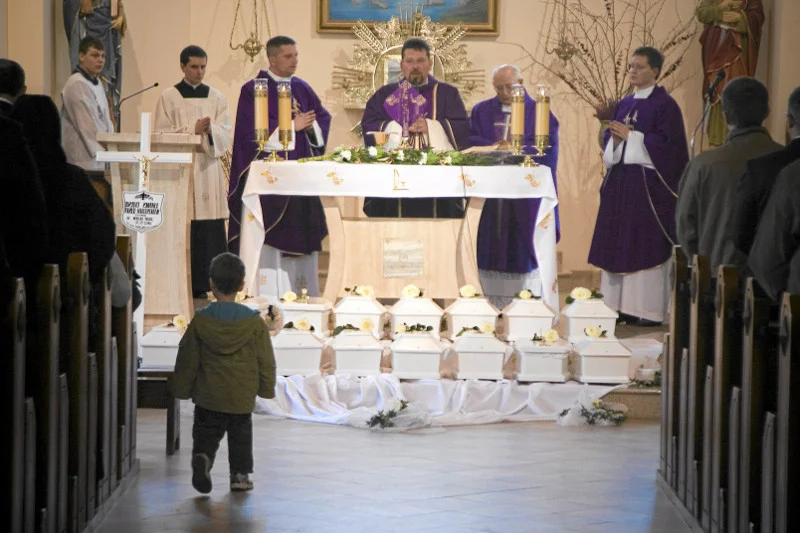 Księża rzymskokatoliccy od kilku lat organizują w Polsce pogrzeby zarodkom i płodom. Dostają je od szpitali.