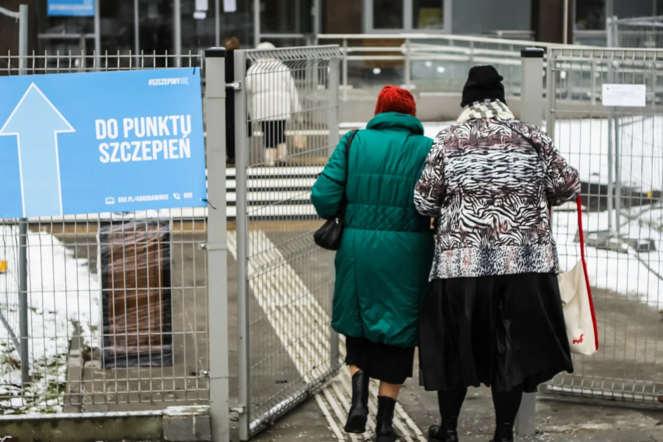 Osoby, które ukończyły 80 lat, już od 20 kwietnia będą mogły przyjąć drugą dawkę przypominającą szczepionki przeciw COVID-19.