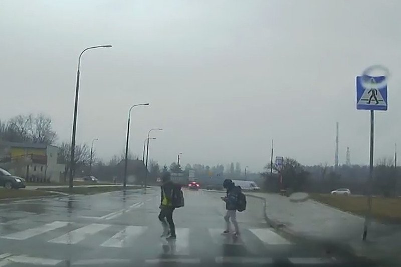 Może to nie jest zły pomysł? MSWiA chce karać pieszych za używanie telefonu na pasach