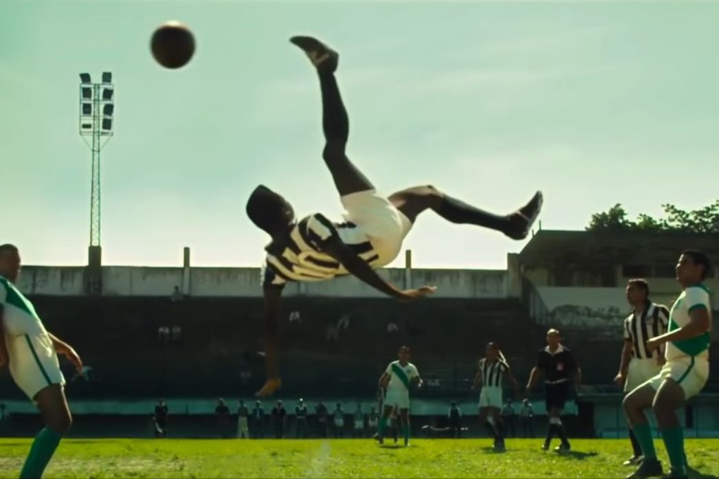 Na popularnych platformach VOD znajdziemy sporo interesujących filmów i seriali, które poszerzą naszą wiedzę o piłce nożnej