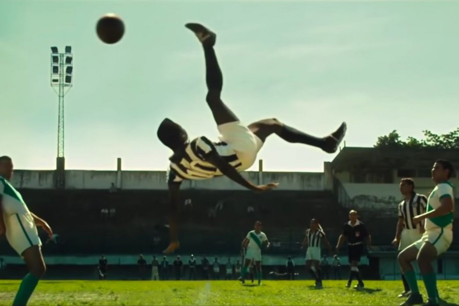 Na popularnych platformach VOD znajdziemy sporo interesujących filmów i seriali, które poszerzą naszą wiedzę o piłce nożnej