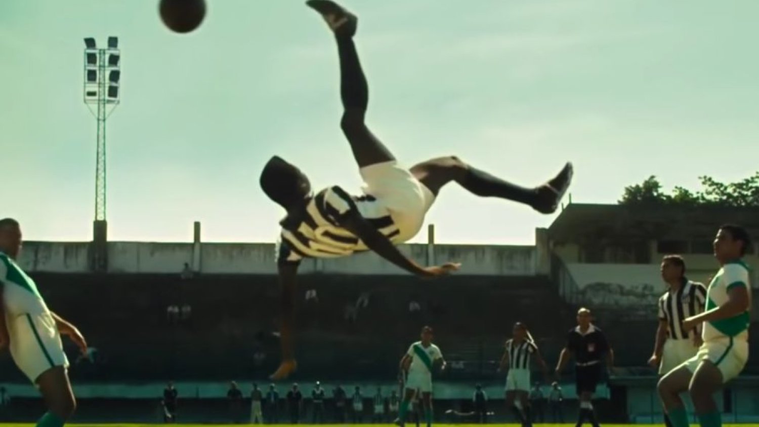 Na popularnych platformach VOD znajdziemy sporo interesujących filmów i seriali, które poszerzą naszą wiedzę o piłce nożnej