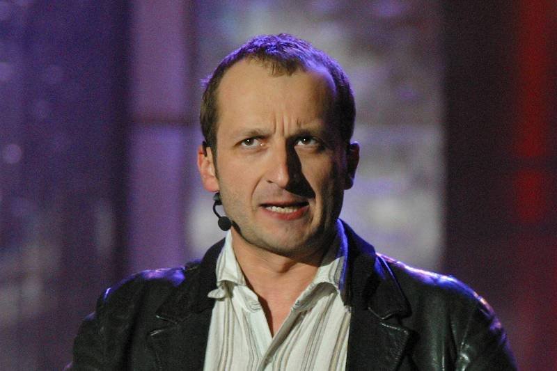 Robert Górski z Kabaretu Moralnego Niepokoju nabija się z premiera