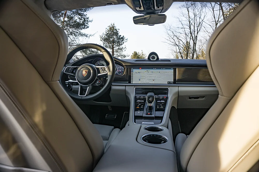 Tutaj bez zmian. Porsche Panamera Sport Turismo wygląda w środku jak Panamera.
