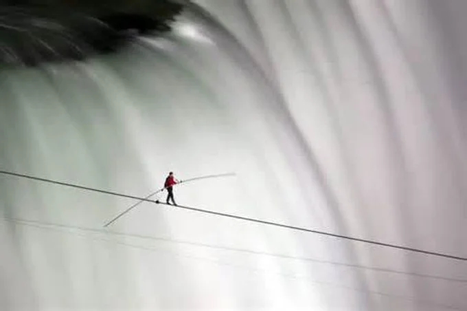 Nik Wallenda podczas spaceru po linie nad wodospadem Niagara.