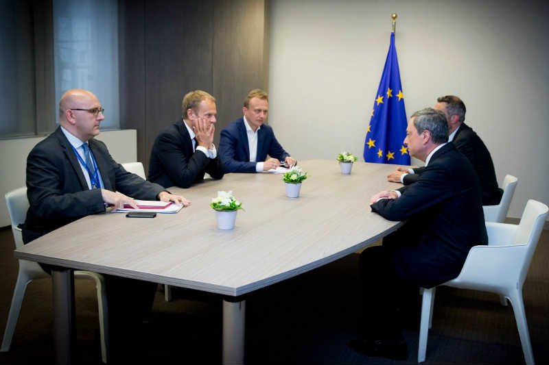 Donald Tusk zwołał specjalny unijny szczyt ws. Grecji. Wcześniej rozmawiał o jej problemach m.in. z Mario Draghim, szefem EBC.