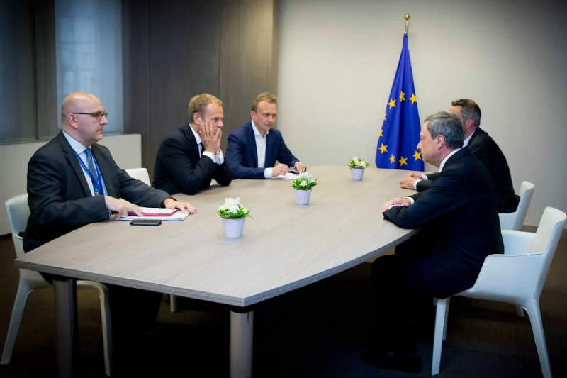 Donald Tusk zwołał specjalny unijny szczyt ws. Grecji. Wcześniej rozmawiał o jej problemach m.in. z Mario Draghim, szefem EBC.