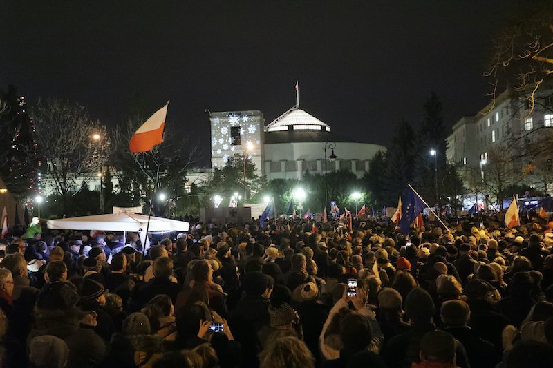 Współorganizatorzy manifestacji w obronie sądów są wściekli na posłów opozycji, którzy nie pojawili się na głosowaniu porządkowym ws. ustawy antysądowej.
