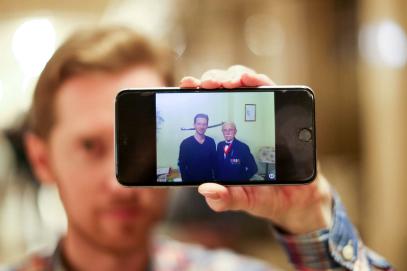 Tadzio Smith chce poznać prawdę o swoim ojcu - żołnierzu AK i uczestniku Powstania Warszawskiego.