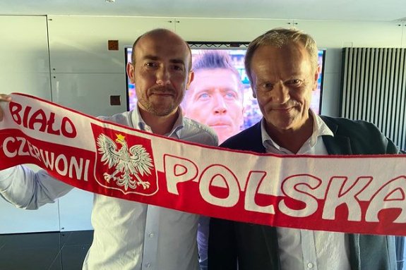 Donald Tusk kibicował Polsce w meczu ze Słowacją wspólnie z Borysem Budką.