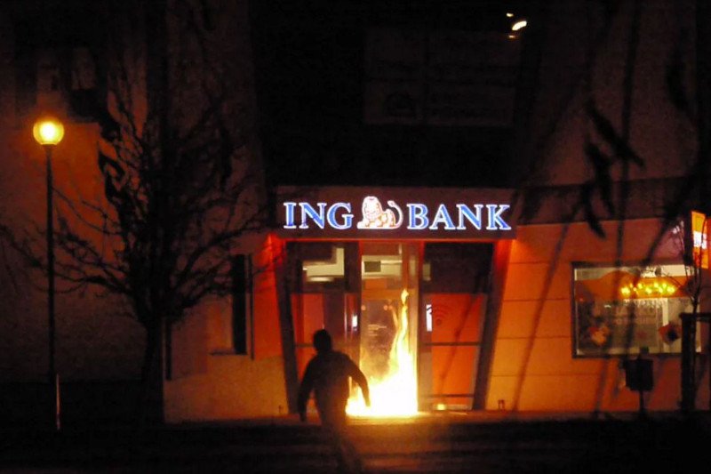 Podpalenie placówki banku ING.