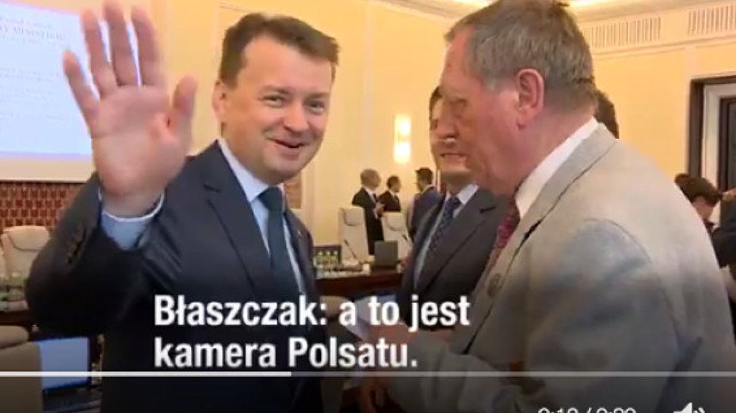 Co było w kopercie, którą minister Szyszko przekazał ministrowi Błaszczakowi? Resort środowiska przedłuża czas na odpowiedź.
