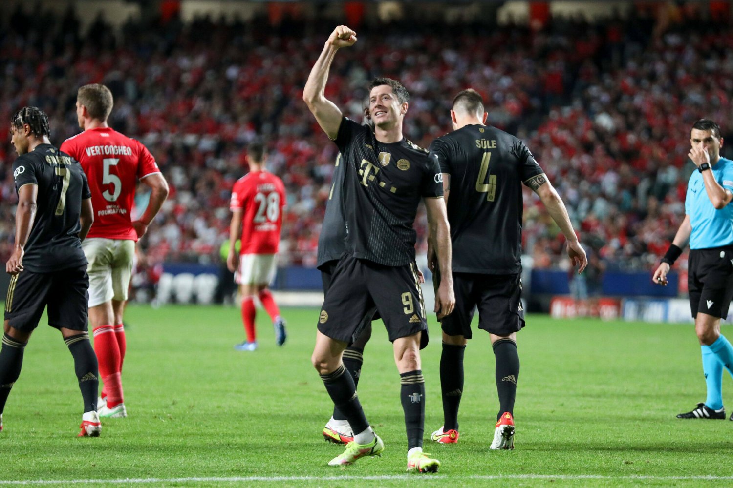 Bayern Monachium długo się męczył, ale zdeklasował Benfikę w Lizbonie