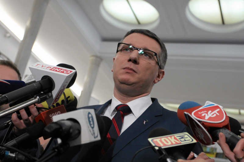 Według prokuratury Przemysław Wipler miał krzyczeć do policjantów "Wy k***y, jestem posłem!".