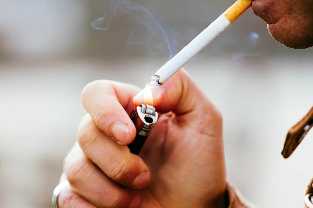 Polacy palą mniej. Według ekspertów, liczba kupionych przez nas papierosów, zmniejszy się o 2 mld