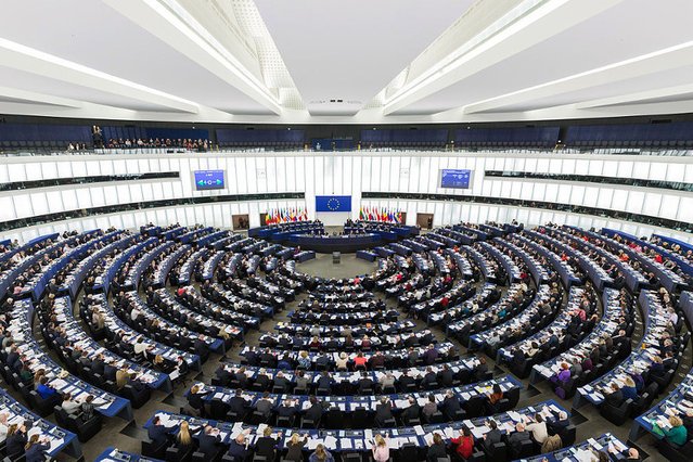 "WSJ" apekluje do UE, aby nie karała Polski za poczynania PiS.