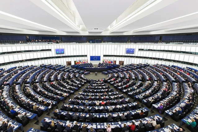 "WSJ" apekluje do UE, aby nie karała Polski za poczynania PiS.
