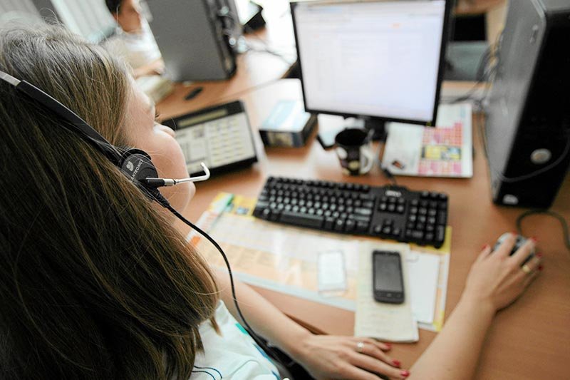 Praca w call center jest stresująca szczególnie przez klientów, którzy łatwo sięgają po obelgi i groźby.