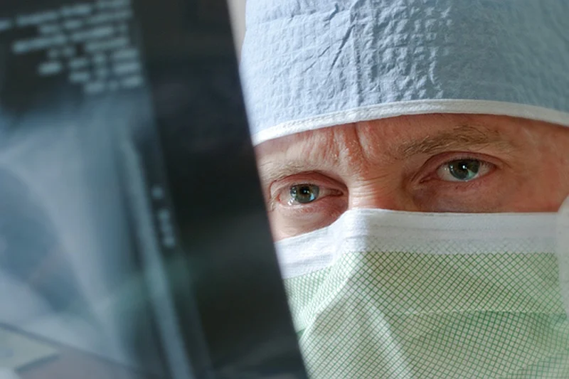 Neurochirurg kilometrami szedł przez śnieg, by dotrzeć na pilną operację.