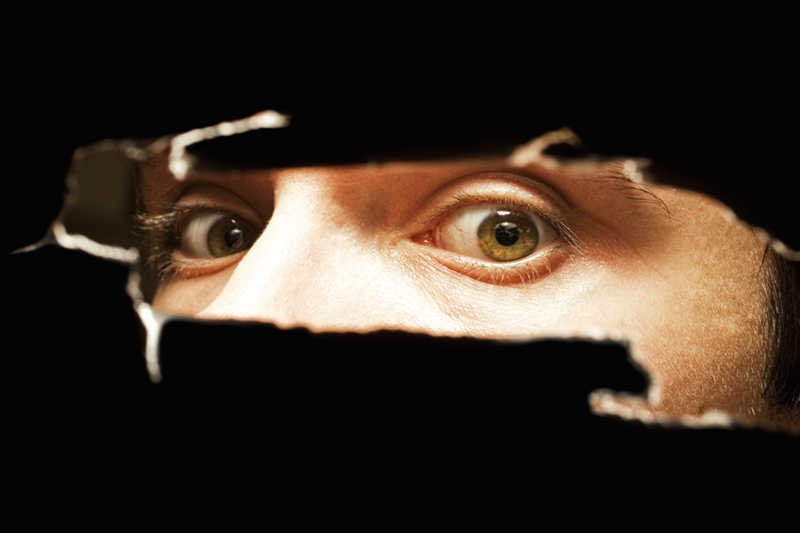 Dziś rzadziej już podglądamy sąsiadów. Naszym celem stali się znajomi na Facebooku i celebryci.