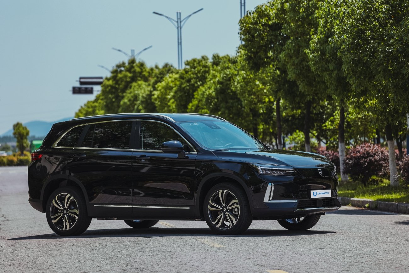 Skyworth to jeden z największych producentów technologii na świecie. Chińska firma produkuje również samochody elektryczne. W maju 2024 roku rusza ze sprzedażą swojego wyjściowego modelu Skyworth K w Polsce.