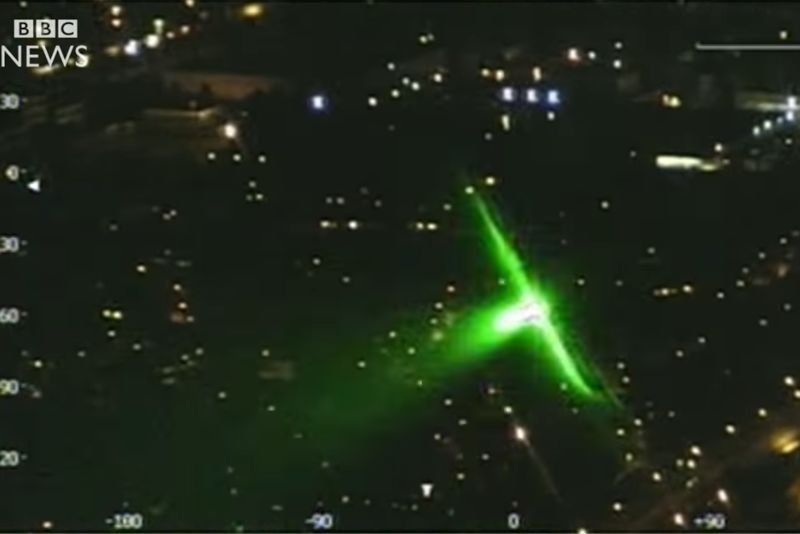 Tak wygląda oślepianie zielonym laserem z perspektywy pilota.