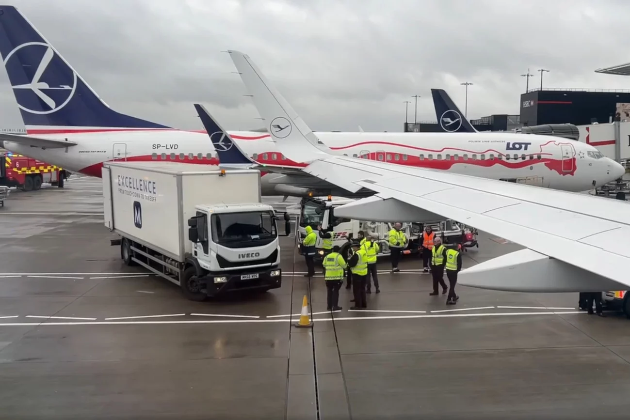 Wypadek na lotnisku Heathrow w Londynie. Uszkodzony samolot LOT.