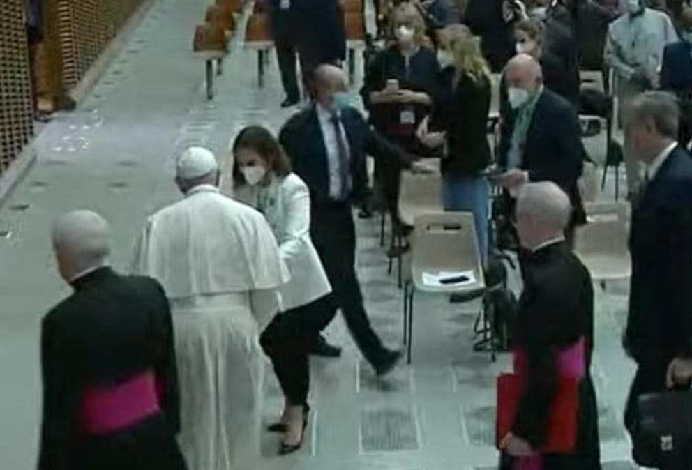 Urszula Zielińska wręczyła papieżowi Franciszkowi zdjęcia dzieci uchodźców