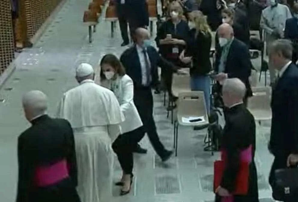 Urszula Zielińska wręczyła papieżowi Franciszkowi zdjęcia dzieci uchodźców