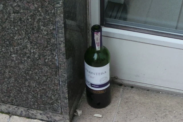 Niektórzy umilali sobie oczekiwanie alkoholem.