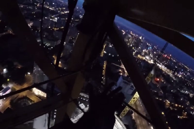 Takie widoki zastał człowiek, który bez zabezpieczenia wspiął się na szczyt Warsaw Spire.