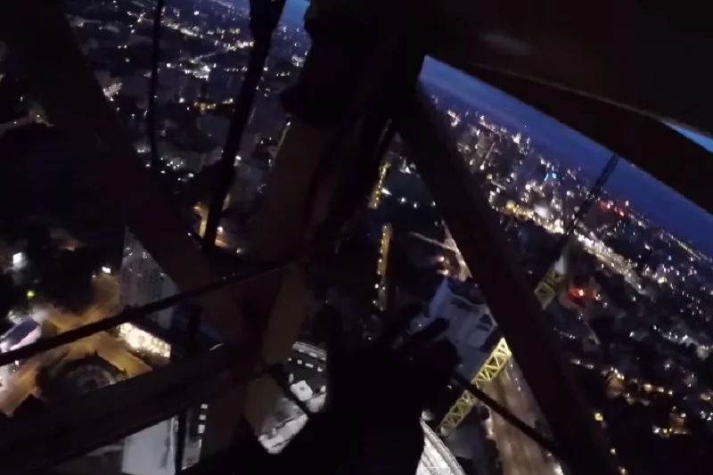Takie widoki zastał człowiek, który bez zabezpieczenia wspiął się na szczyt Warsaw Spire.