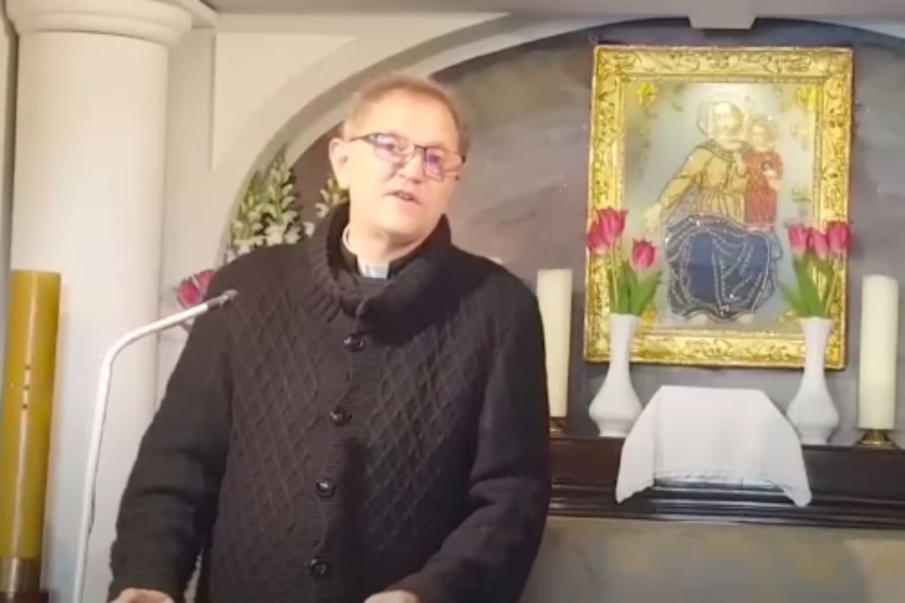 Ksiądz Michał Woźnicki zarzuca kobietom, że zakładają obcasy, bo chcą się wywyższać.