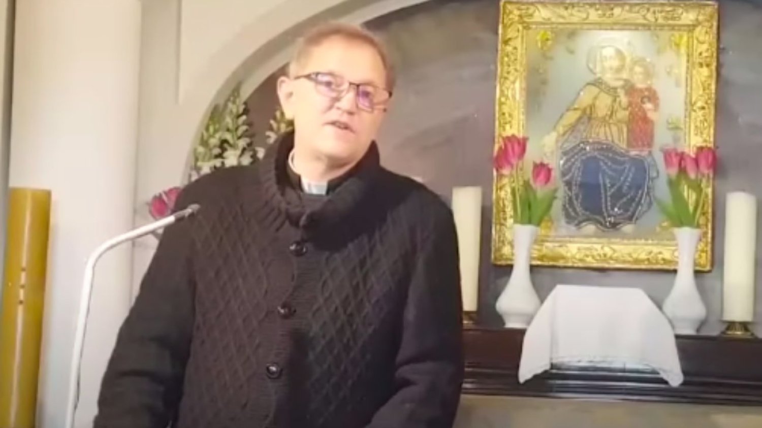Ksiądz Michał Woźnicki zarzuca kobietom, że zakładają obcasy, bo chcą się wywyższać.