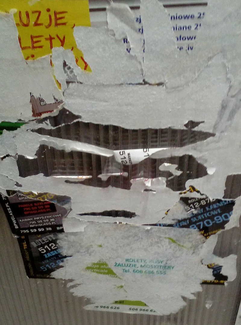 Tu konkurencja została zmiażdżona. Wieszających ulotki pokonał (zapewne tylko chwilowo) "pieczątkarz".