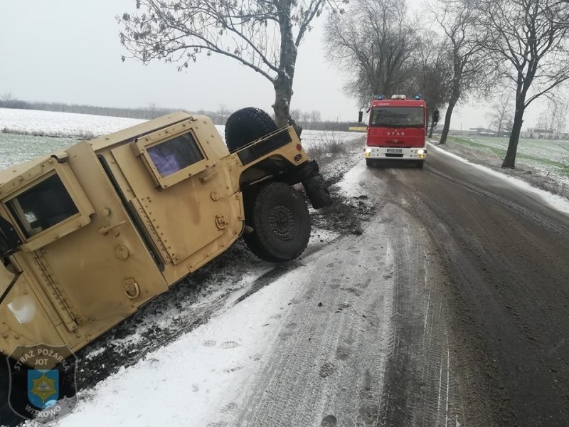 Humvee wpadł do rowu, ale nie był w stanie już z niego wyjechać.