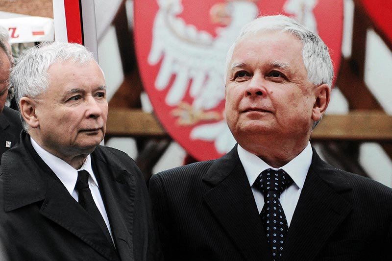 Jarosław Kaczyński tworzy posągową legendę Lecha Kaczyńskiego
