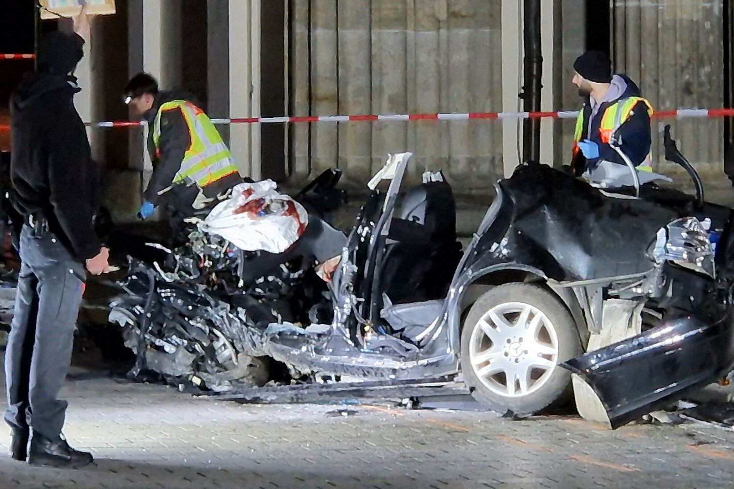 Berlin. Mercedes, którym kierował Polak, wbił się w Bramę Brandenburską
