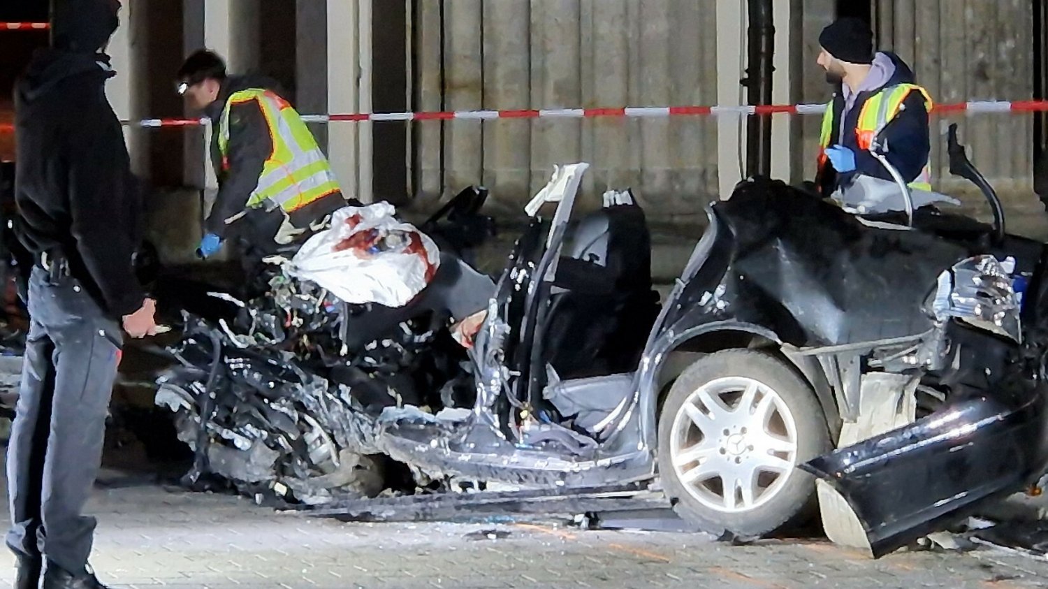 Berlin. Mercedes, którym kierował Polak, wbił się w Bramę Brandenburską