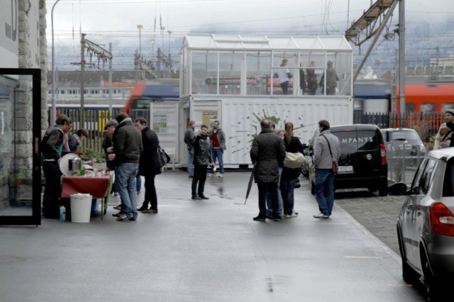 Kiosk warzywno-rybny na dworcu w Bazylei.