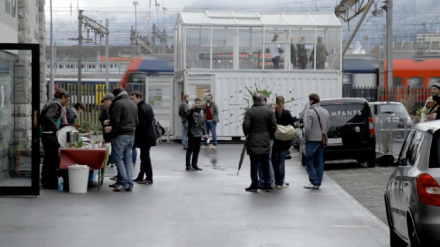 Kiosk warzywno-rybny na dworcu w Bazylei.