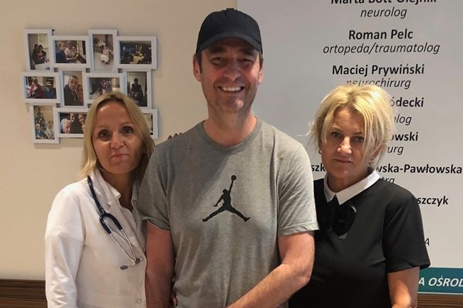 Aktor zrobił sobie pamiątkowe zdjęcie w ośrodku, w którym właśnie zakończył rehabilitację