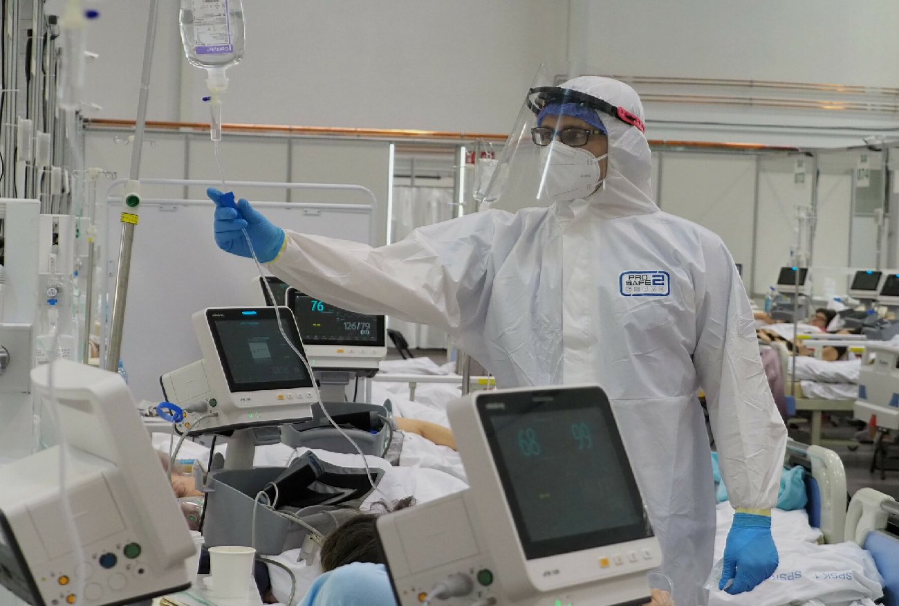 Objawy wariantu Omikron u osób zaszczepionych