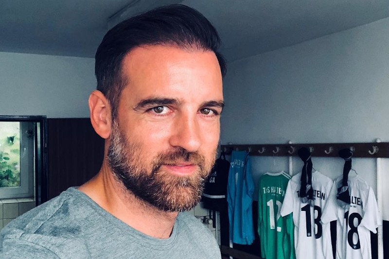 Piłkarz został zatrzymany przez policję w związku z podejrzeniami o posiadanie dziecięcej pornografii.