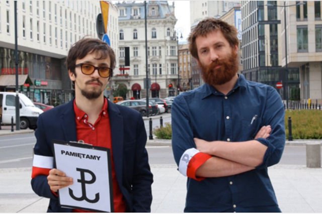 Samuel Pereira i Dawid Wildstein w powstańczych opaskach.