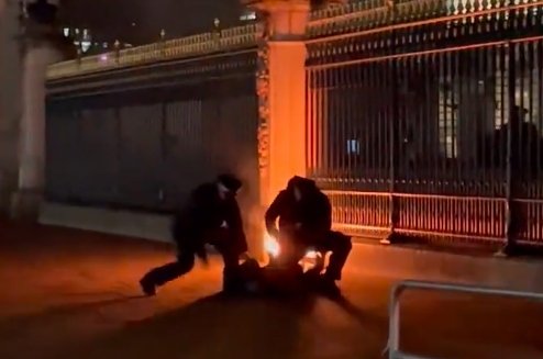 30-latek usiłował podpalić bramę pałacu Buckingham.