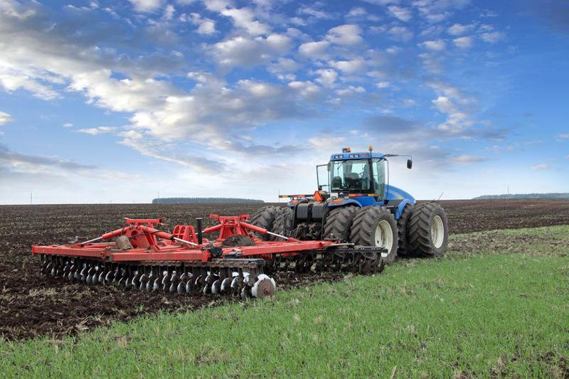 Pijany rolnik postanowił, że asfaltową drogę również trzeba zaorać.