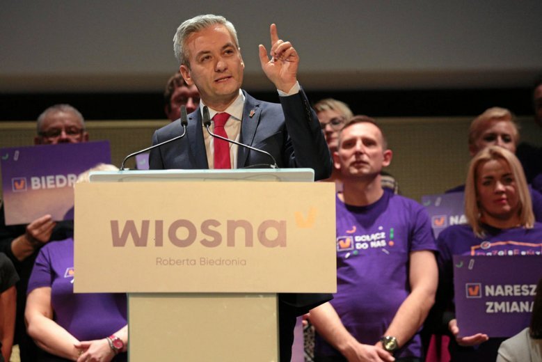 Robert Biedroń zapowiada, że po zwycięstwie Wiosny policjanci już nie będą nosić krzyży podczas uroczystości religijnych.